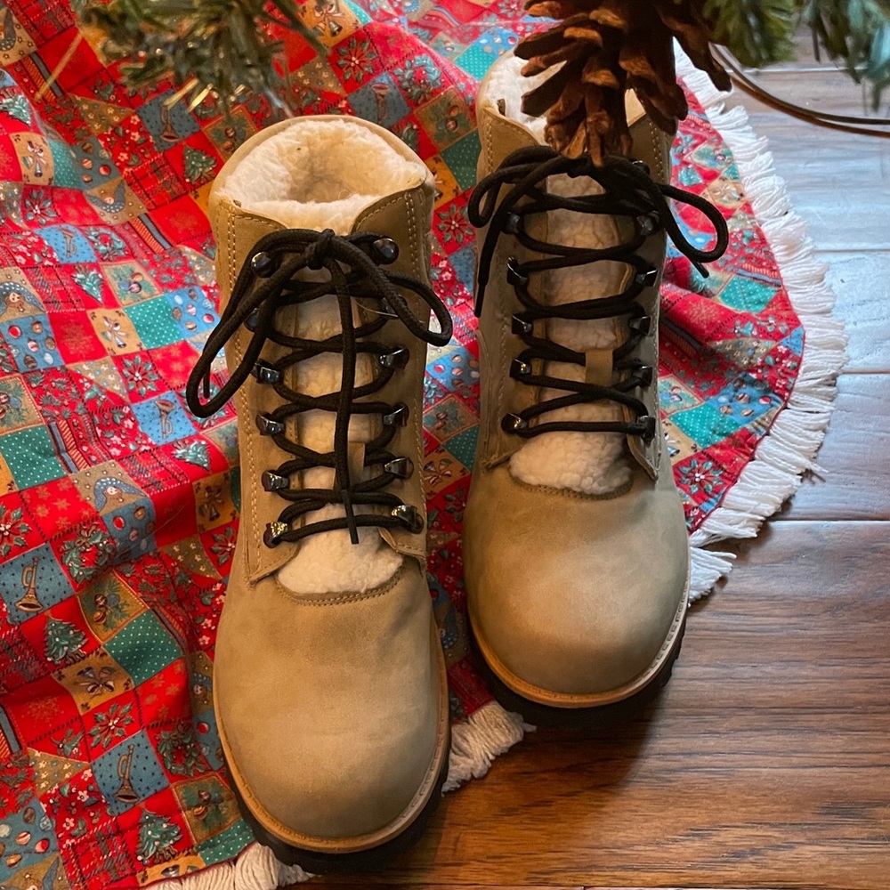 Womens fleece lined suede boots. Size 8